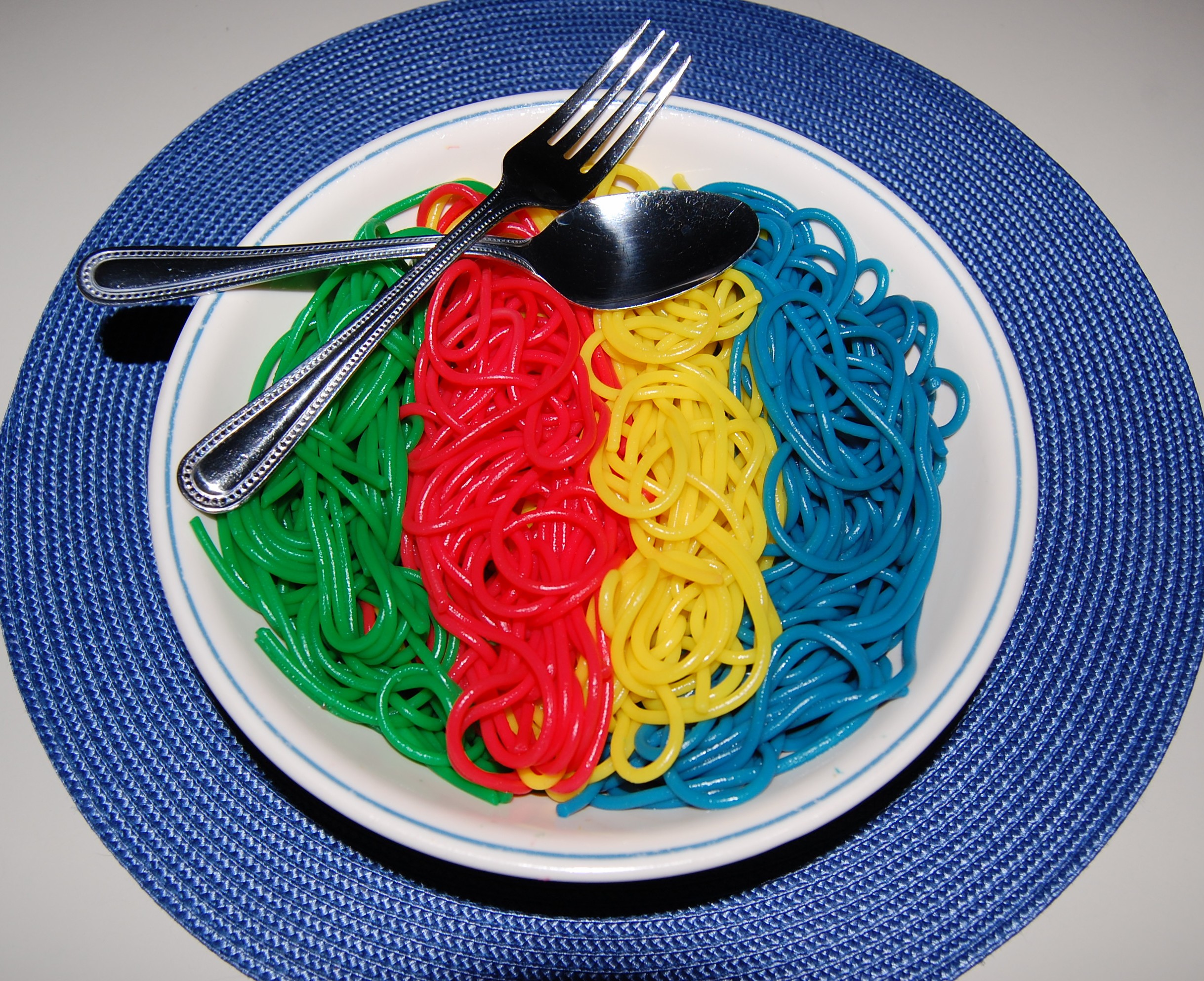 Цветная лапша. Цветные макароны. Разноцветные спагетти. Цветная паста. Цветная итальянская паста.